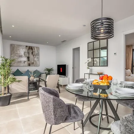 Vivi Homes - Carma Pool, Terrace, Garden & Apartment